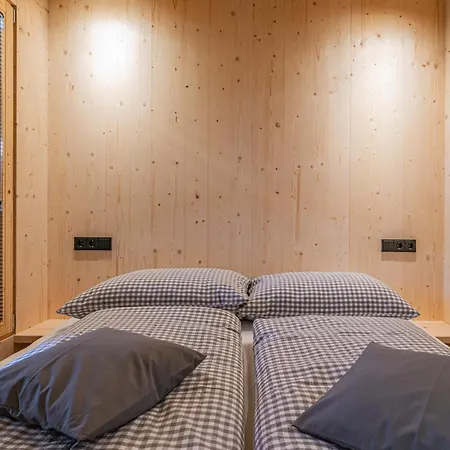 Raneburg 4 Futterhaus Chalet